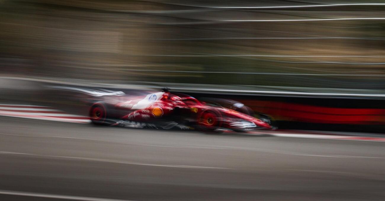 Dopo l&rsquo;ennesimo disastro Ferrari a Baku, a Maranello serve un miracolo. Tipo quello di Charles Leclerc e Carlos Sainz in furgone verso Monaco