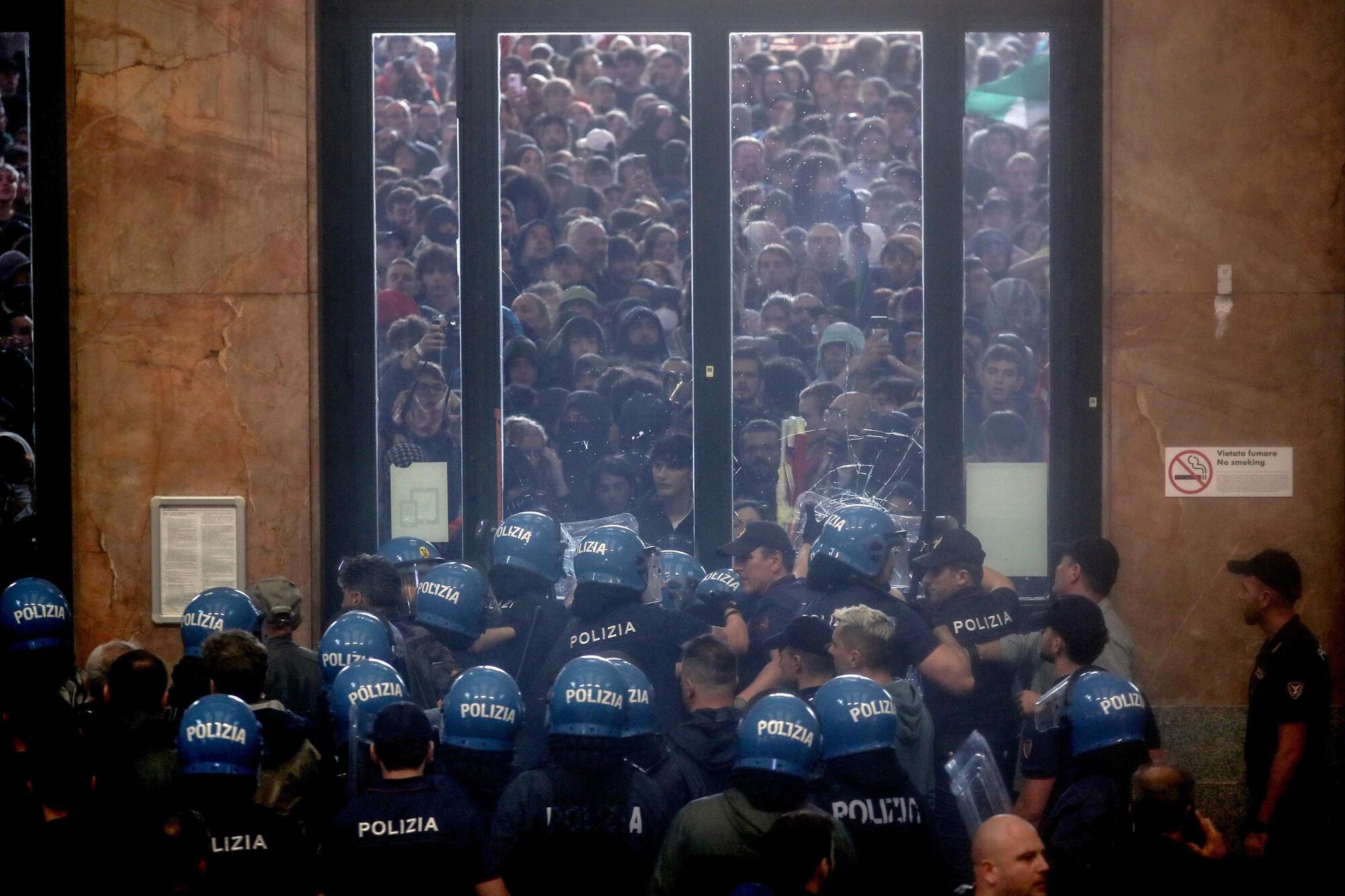 Scontri alla stazione Centrale di Milano durante la manifestazione per Gaza