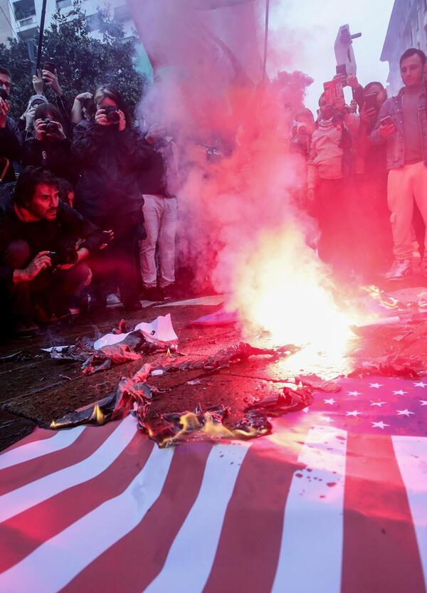 ITALIA BRUCIA! Manifestano per la pace e scoppia la guerra? Perch&eacute; la Gen Z ha fallito...