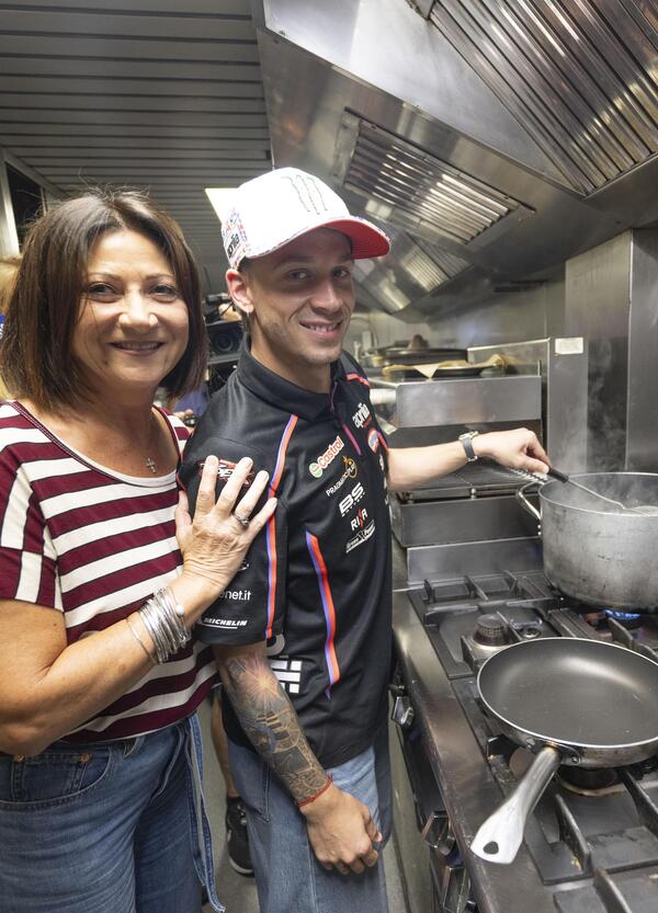 Come si mangia (e quanto si beve) in MotoGP? Un intenso viaggio lungo una stagione nelle hospitality del paddock, tra cene stellate e colpi di Prosecco DOC