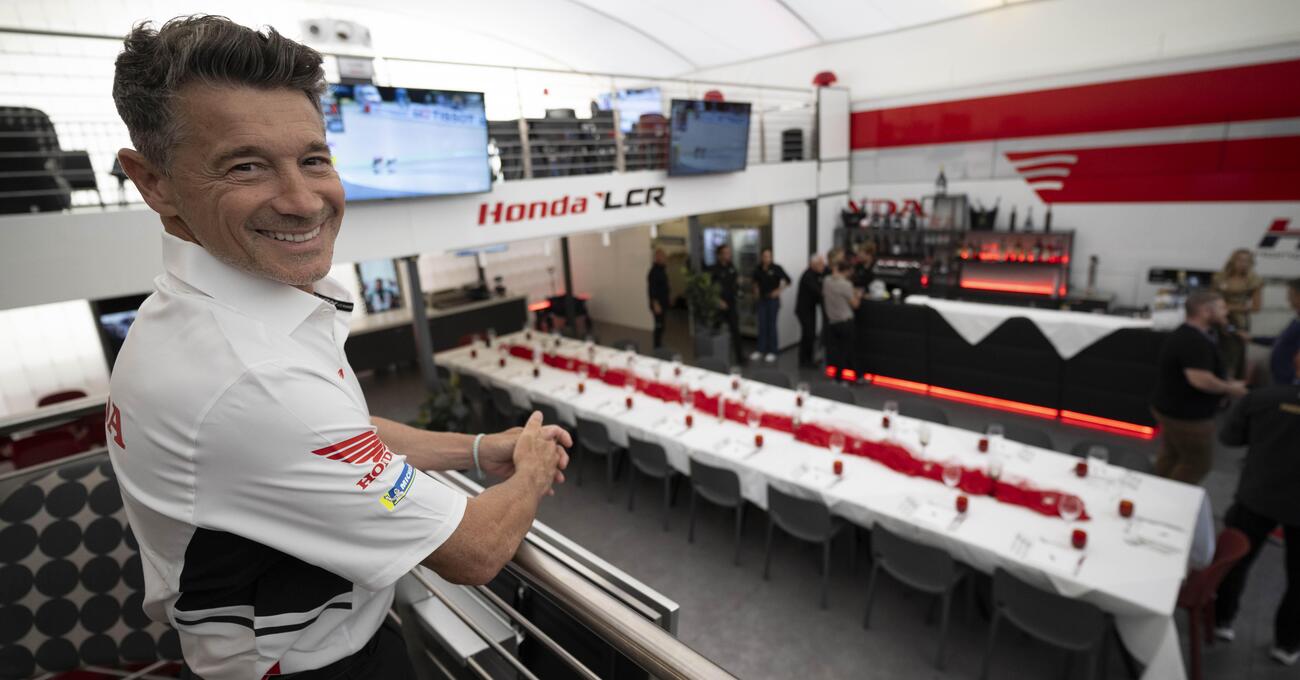 Come si mangia (e quanto si beve) in MotoGP? Un intenso viaggio lungo una stagione nelle hospitality del paddock, tra cene stellate e colpi di Prosecco DOC