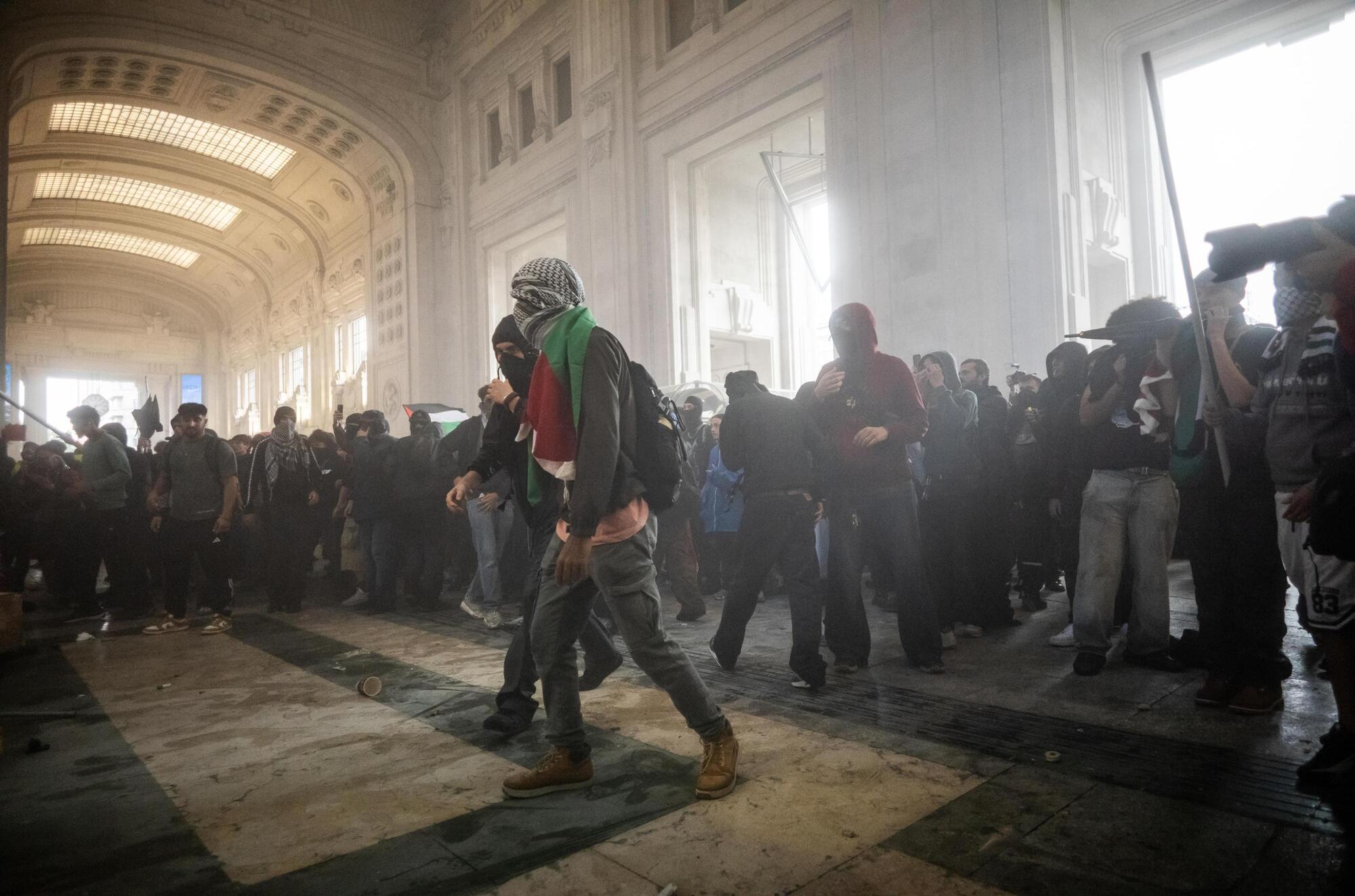 Gli scontri in Stazione centrale a Milano il 22 settembre per lo sciopero nazionale per Gaza