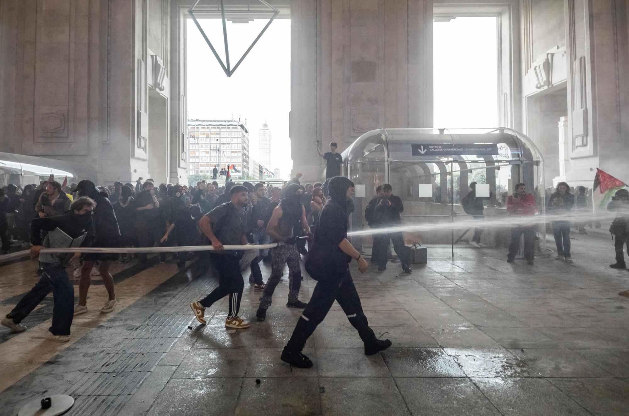 Gli scontri in Stazione centrale a Milano il 22 settembre per lo sciopero nazionale per Gaza