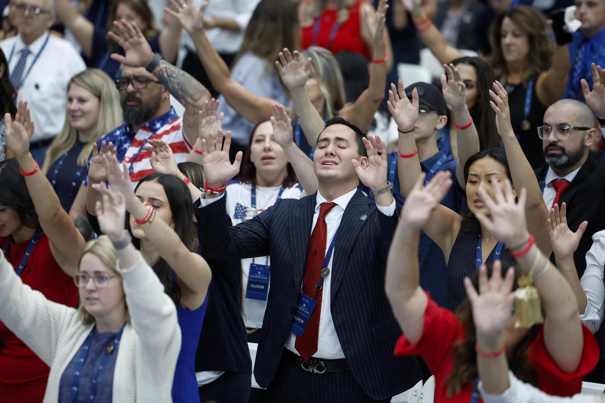 I fan di Charlie Kirk alla commemorazione in Arizona del 21 settembre