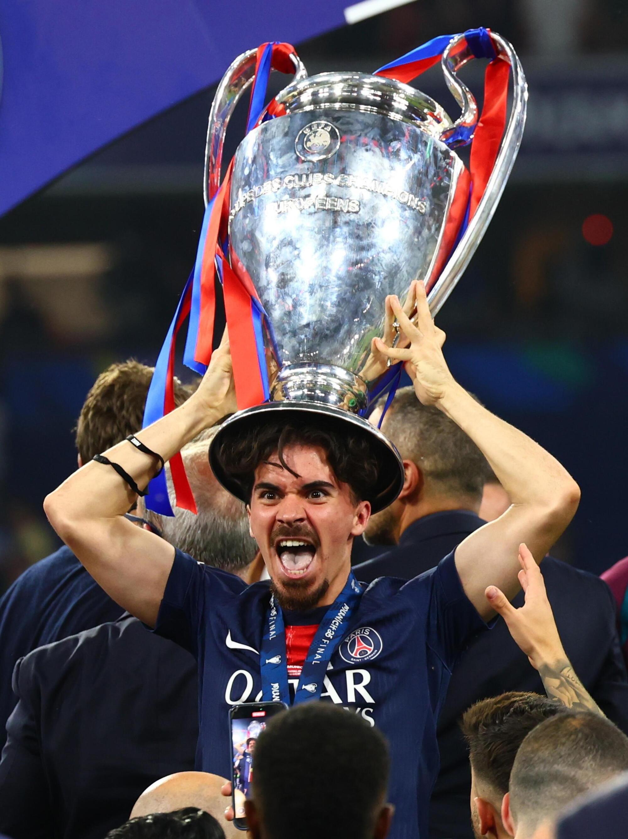 Vitinha del Psg con la coppa a Monaco