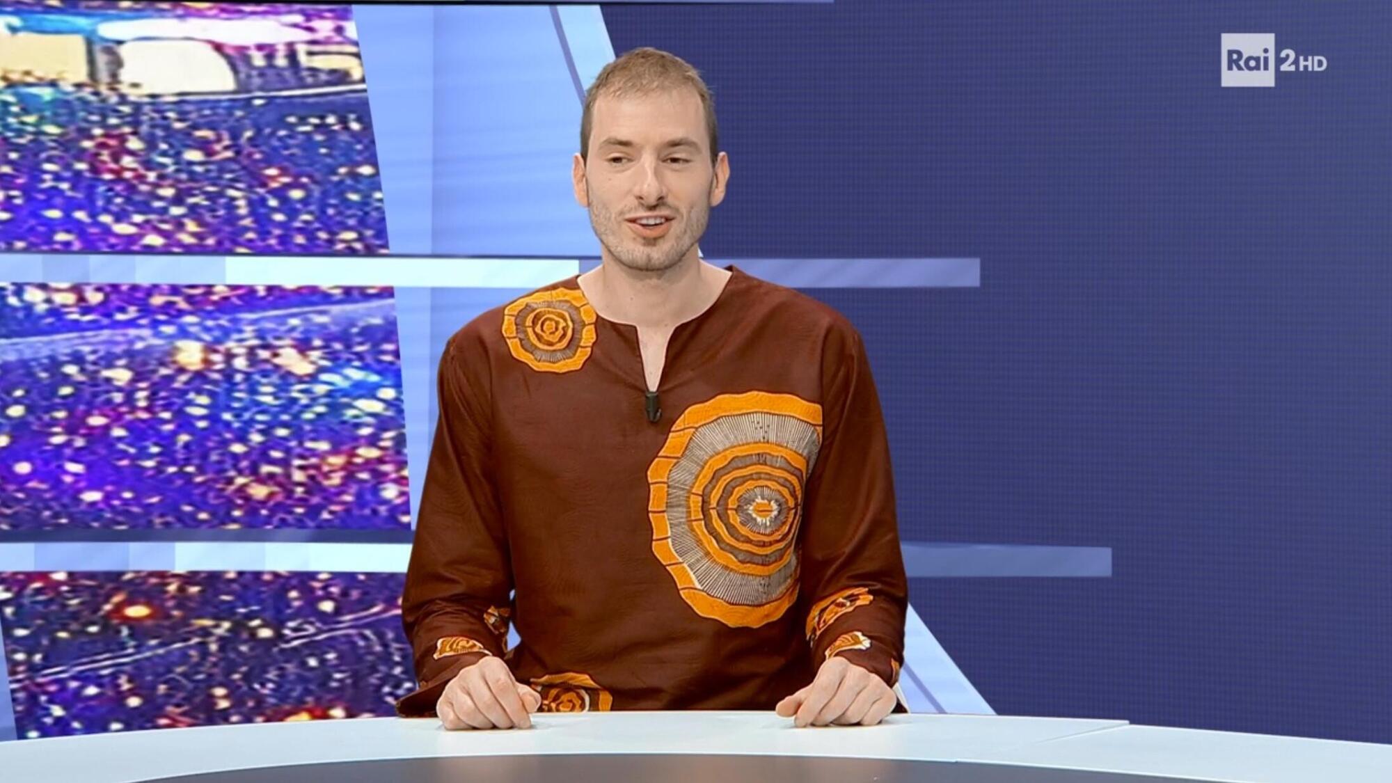 Matteo Piano con la tunica etnica sulla Rai