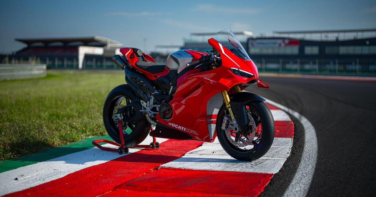 Forse non ve ne siete accorti, ma la nuova Ducati Panigale V4R ha le tette! Poi, va be&rsquo;, le hanno chiamate Corner Sidepods&hellip;