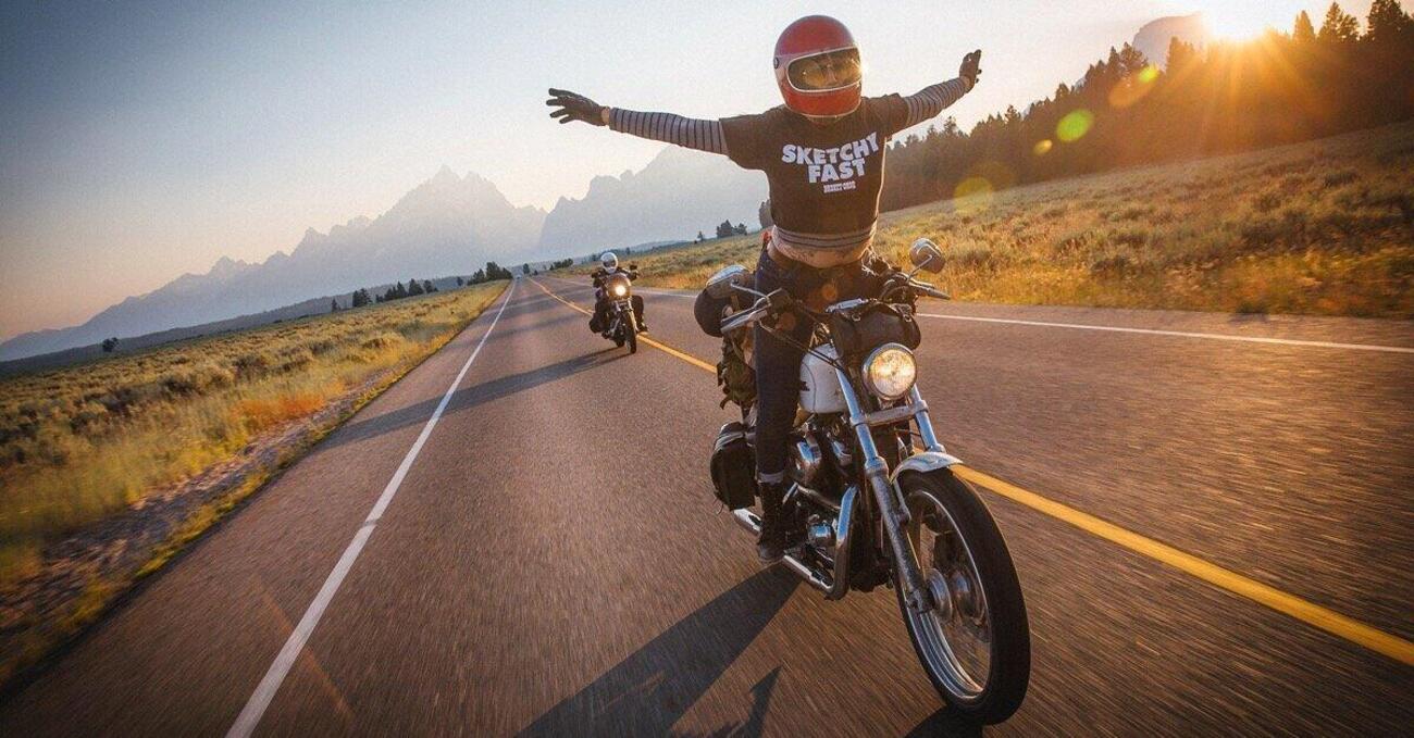 Vi spieghiamo la filosofia della motocicletta: perch&eacute; il viaggio conta pi&ugrave; della meta e guidare &egrave; un atto politico (anche di sopravvivenza alla modernit&agrave;)