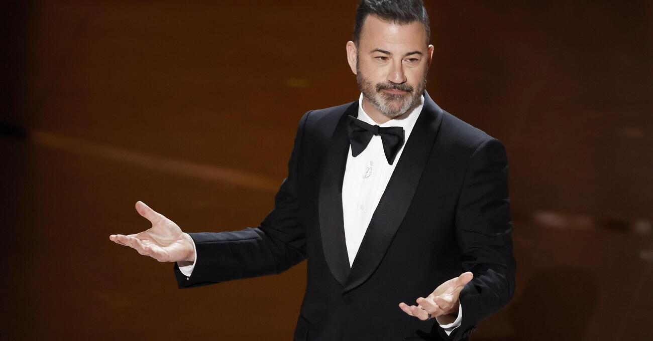 Jimmy Kimmel torna in onda su Abc (Disney): ecco come si fa, tra colleghi che ci mettono la faccia e abbonamenti disdetti. E noi dovremmo prendere esempio...