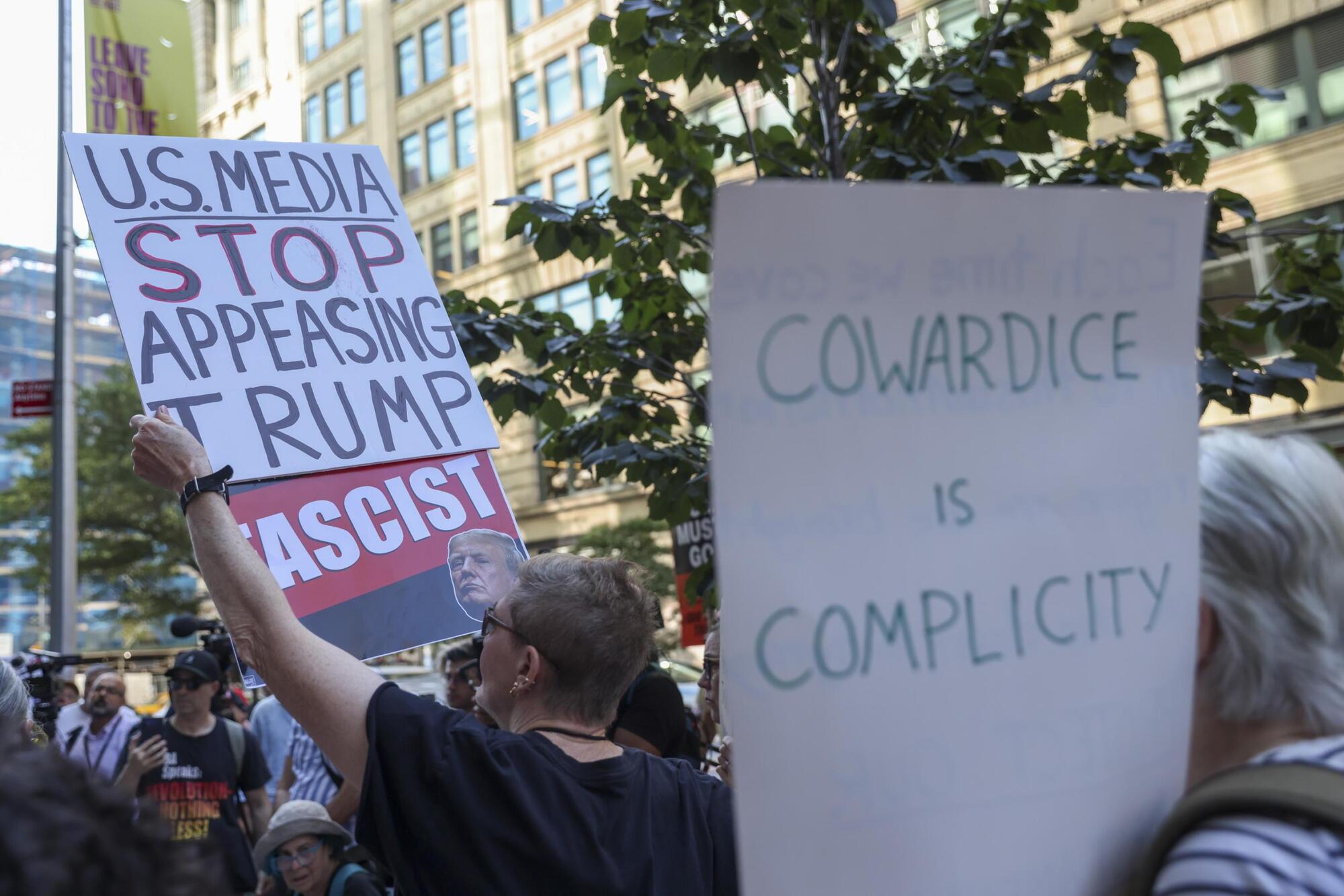 proteste New York dopo cancellazione Jimmy Kimmel