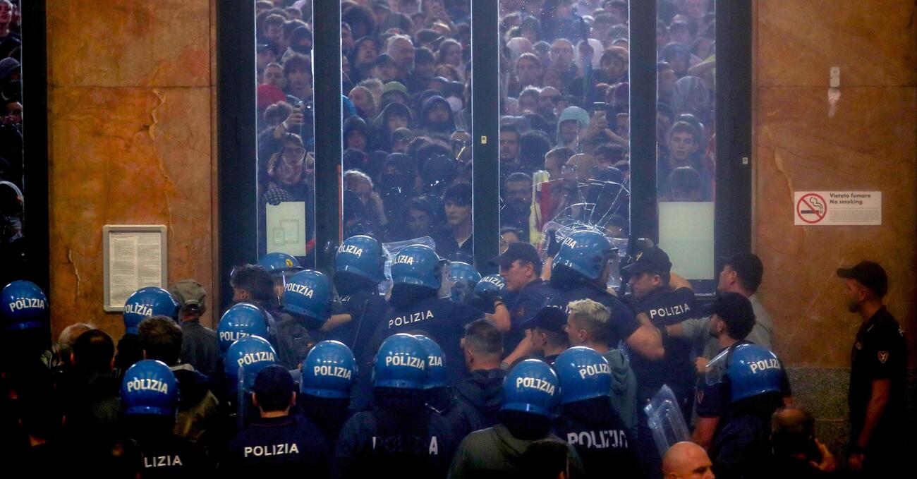 Cari pacifisti, siete voi che rubate la scena a chi spacca tutto. Lo sciopero nazionale per Gaza dimostra che siamo solo un Novecento sotto speed e la storia non si fa a parole 