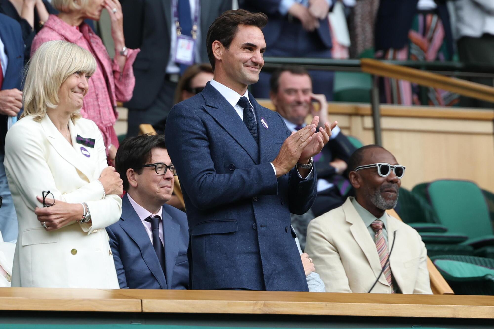 Roger Federer in tribuna a Wimbledon