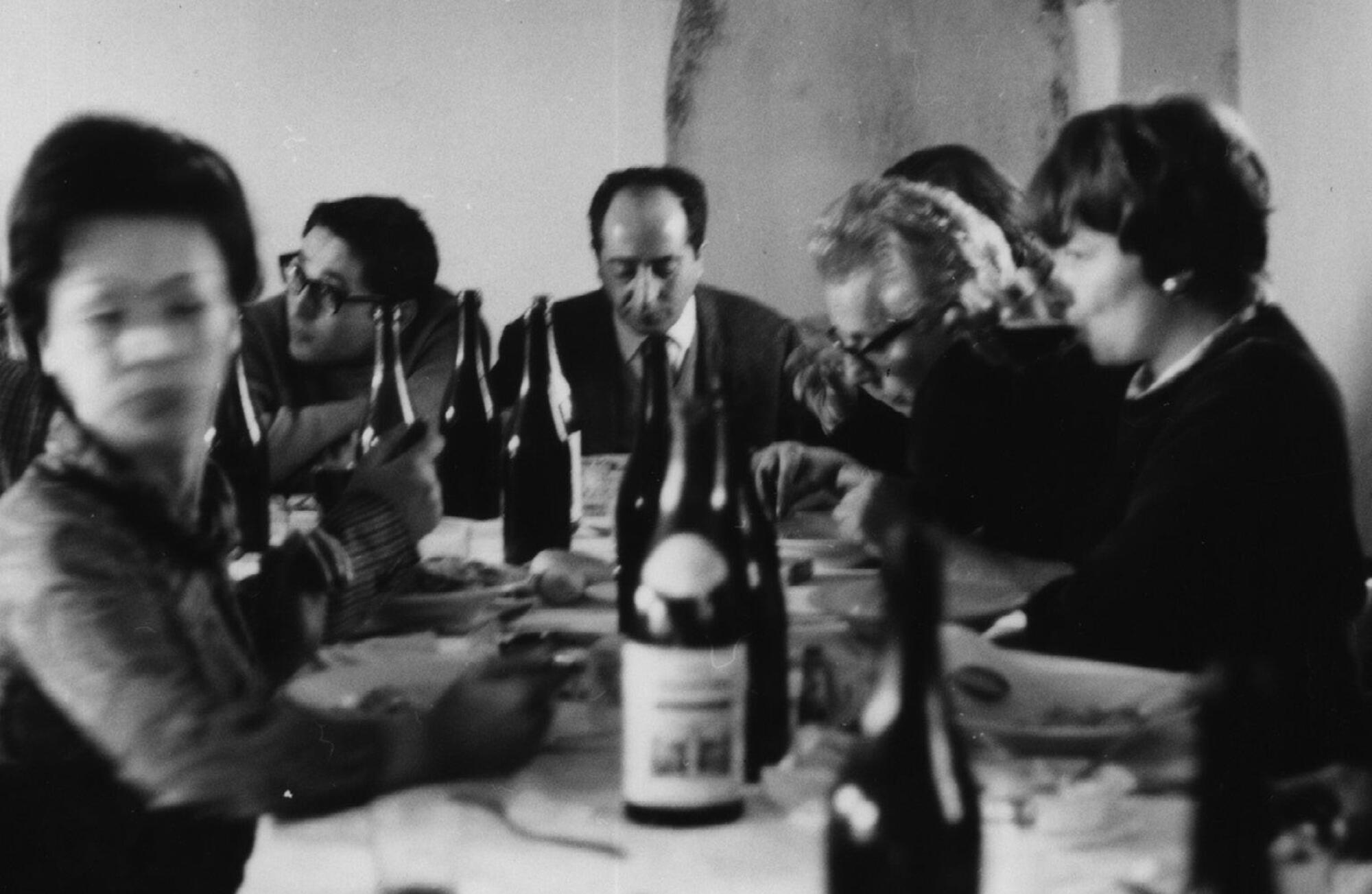 Pranzo durante una registrazione sul campo del collettivo di ricerca dell&rsquo;Istituto de Martino a Tonco (Asti) per studiare il rito calendariale della &ldquo;festa del tacchino&rdquo; (15 gennaio 1967). Sono riconoscibili Alberto Mario Cirese, Gianni Bosio e Ivan 