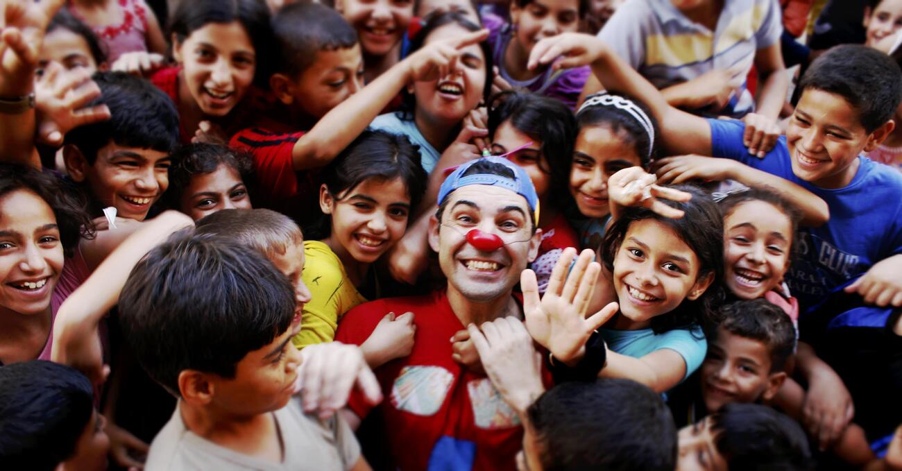 Ma come si fa a ridere in guerra? Invece &egrave; fondamentale, soprattutto per i bambini (anche di Gaza)! Ecco la storia del clown Marco Rodari (in arte Claun Il Pimpa) che riporta il sorriso a chi ne ha pi&ugrave; bisogno