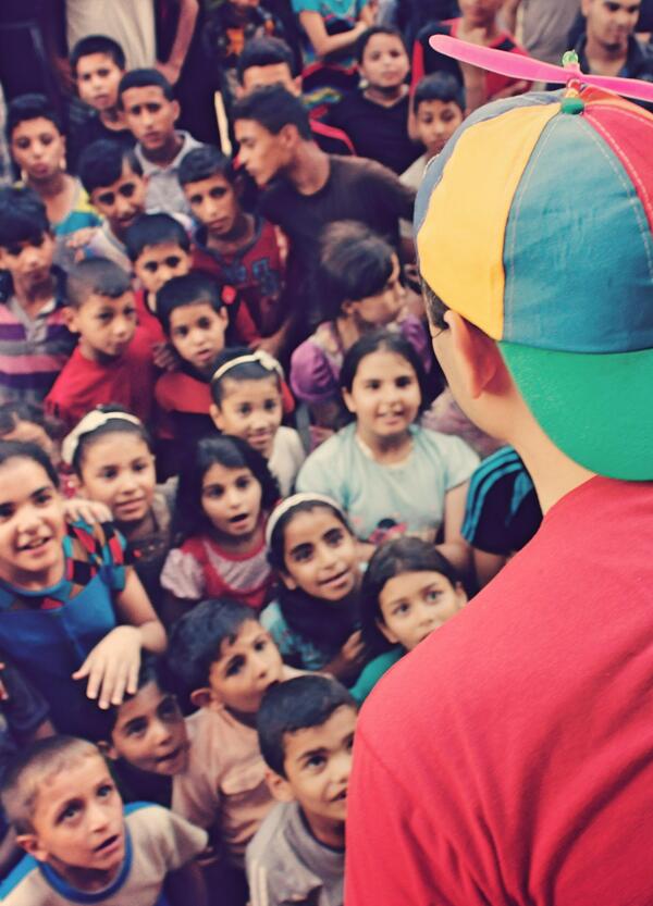 Ma come si fa a ridere in guerra? Invece &egrave; fondamentale, soprattutto per i bambini (anche di Gaza)! Ecco la storia del clown Marco Rodari (in arte Claun Il Pimpa) che riporta il sorriso a chi ne ha pi&ugrave; bisogno