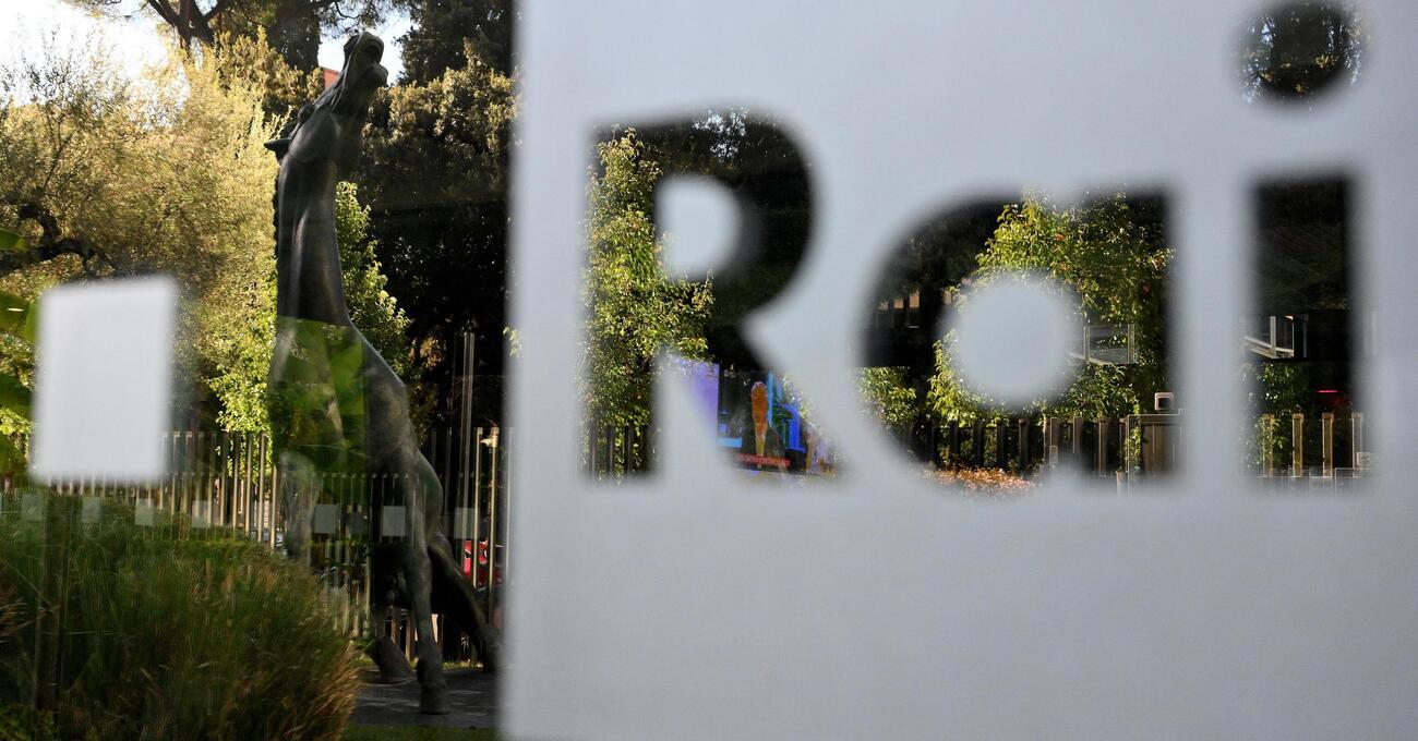 La tv? Rai e Mediaset, non bastano La Ruota della Fortuna e il Festival: non le guarda pi&ugrave; nessuno, il pubblico scappa anche dai tg. Ma cosa sta succedendo?