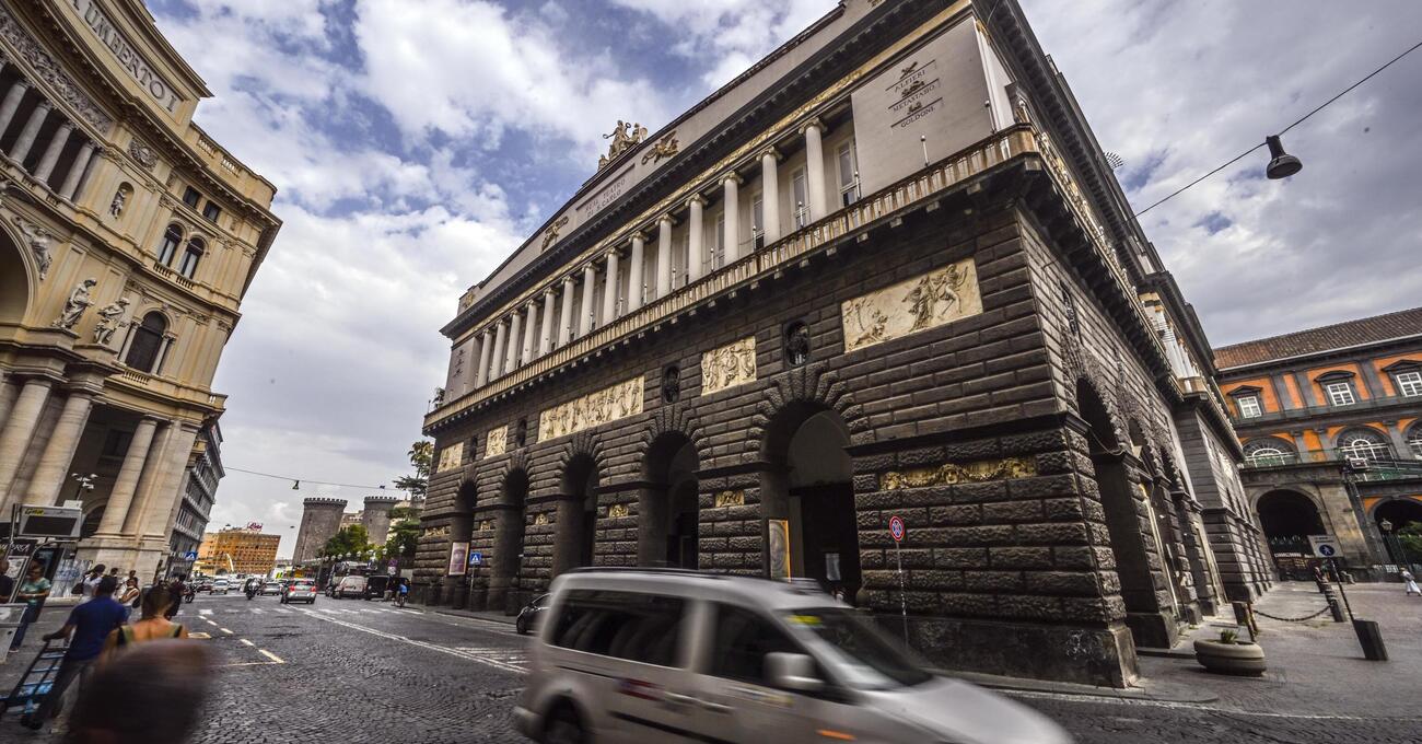 Al Teatro San Carlo si indaga per peculato sulle nomine poco trasparenti che abbiamo tirato fuori nella nostra inchiesta. Ecco tutti i nomi che abbiamo fatto in questi mesi. E De Luca attacca Manfredi: &ldquo;Coperto di vergogna&rdquo;