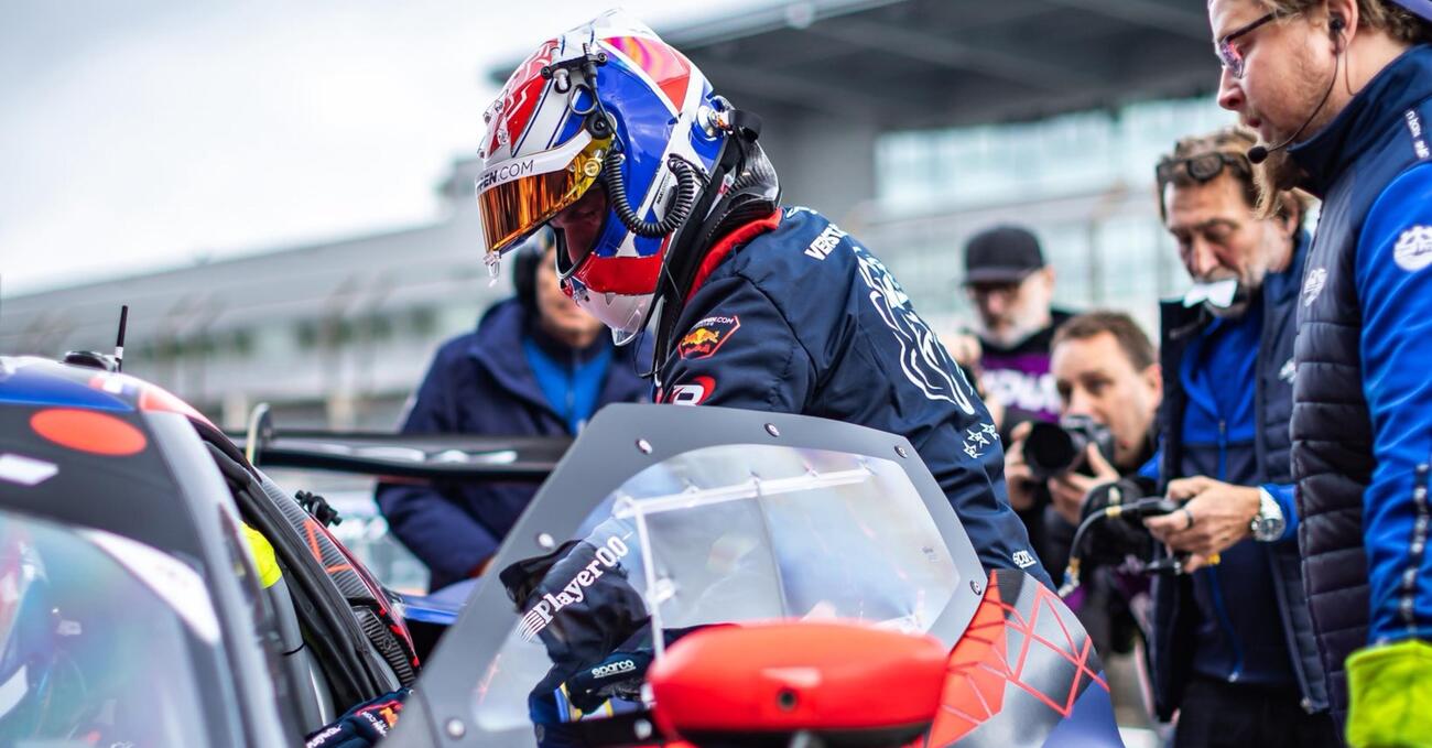 Max Verstappen distrugge tutti al Nurburgring con la Ferrari e ci lascia con una sola verit&agrave;, che va oltre la vittoria: oggi, uno come lui, non esiste