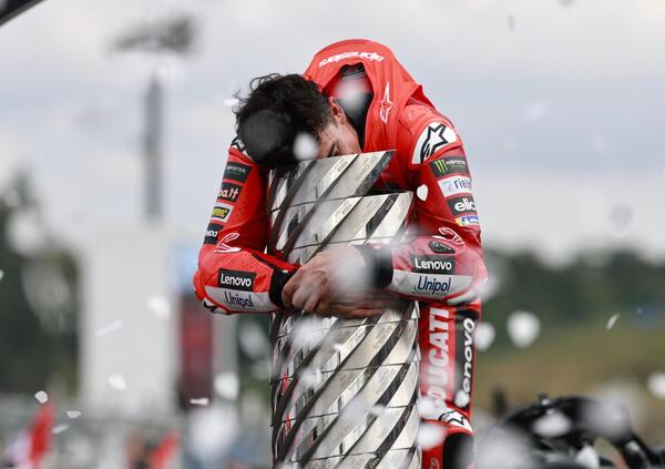 Fumo, lacrime e tutto il resto: quell&#039;assassino di Marc Marquez vince il 9&deg; titolo mondiale da essere umano