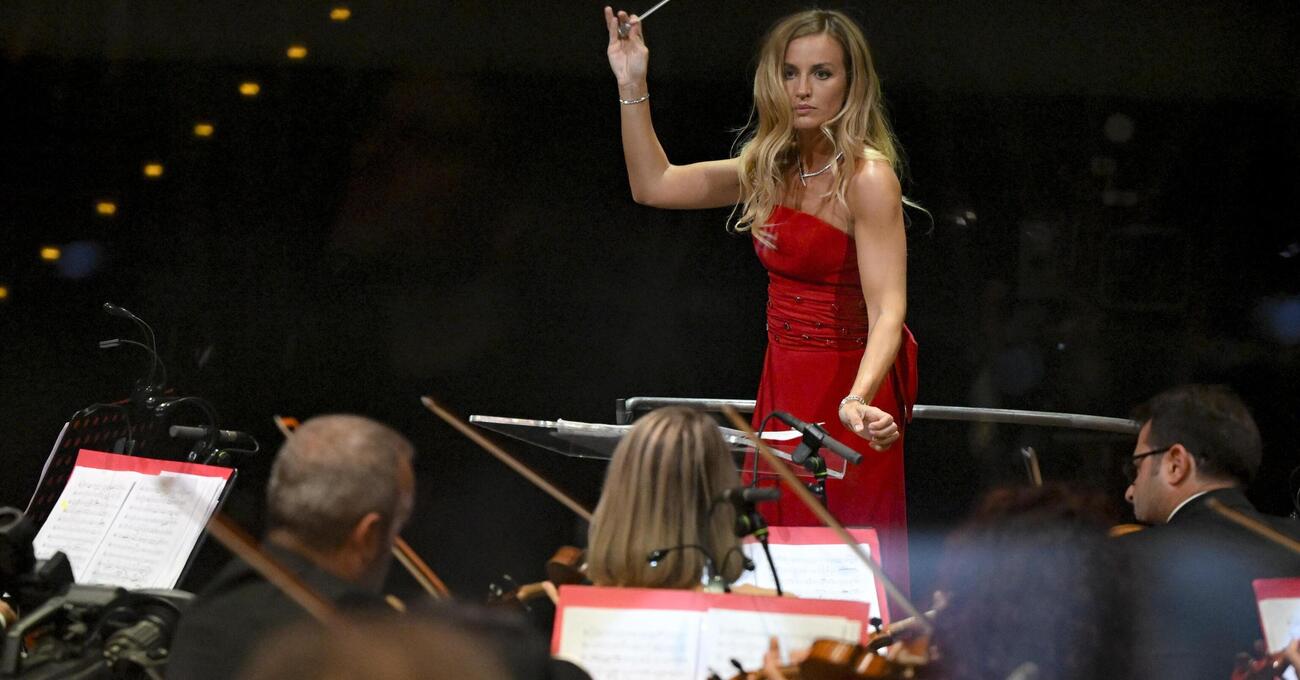  Beatrice Venezi direttore del Teatro La Fenice? No grazie! Dopo l&#039;Orchestra, anche le maestranze chiedono la revoca della sua nomina: e il pubblico applaude