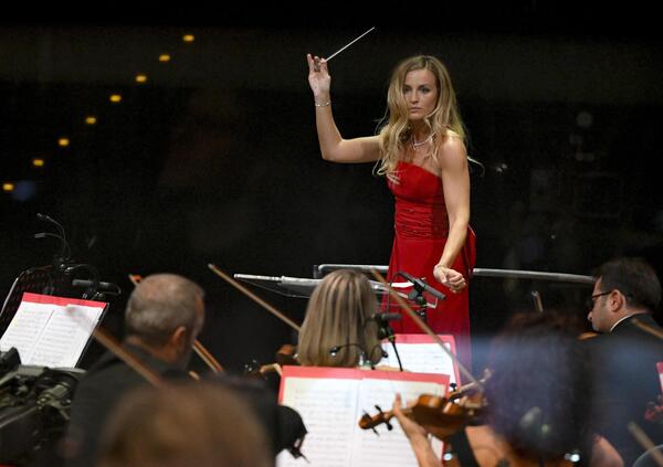  Beatrice Venezi direttore del Teatro La Fenice? No grazie! Dopo l&#039;Orchestra, anche le maestranze chiedono la revoca della sua nomina: e il pubblico applaude