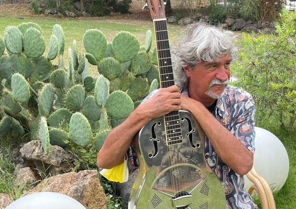 Intervista totale a Ezio Guaitamacchi! &ldquo;Se sei cresciuto con David Bowie, a che serve Lucio Corsi?&rdquo; Il decano del giornalismo rock tra il mito Jim Morrison e Trump con la faccia da maiale. E sui Nirvana e Red Ronnie&hellip;