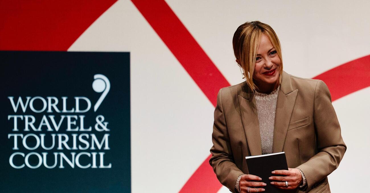 Abbiamo letto la versione indiana della biografia di Meloni. Com&#039;&egrave;? Uguale a quella in italiano ma con la prefazione di Modi: &ldquo;Giorgia rispecchia i nostri valori&rdquo;. Perch&eacute; il &ldquo;sovranismo de noantri&rdquo; piace a Delhi?