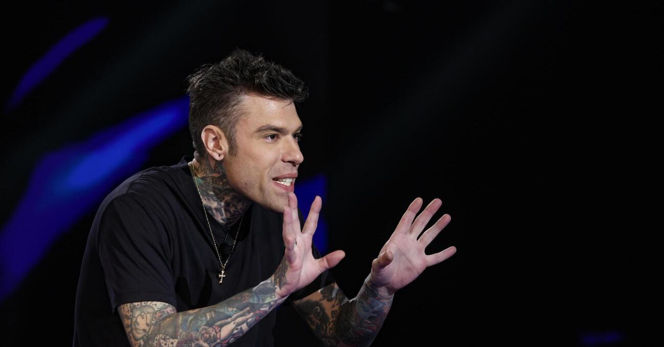 INCREDIBILE! FEDEZ la pensa come MOW: &quot;Le ribellioni al Potere si fanno con il fuoco, non con i fiorellini in bocca&quot;. Certo, poi lui ci mette il carico su Cuore Nero  (&quot;Gli Davo Fuoco&quot;) e la destra lo attacca. Ma sul resto... 