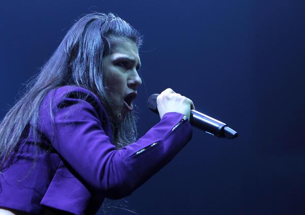 Il mondo ha Annie Lennox con Why e noi Cosmo con &lsquo;Brucia Tutto&rsquo;? S&igrave;, ma mentre Elisa tagga la Meloni piangendo, la musica che si ribella&hellip;