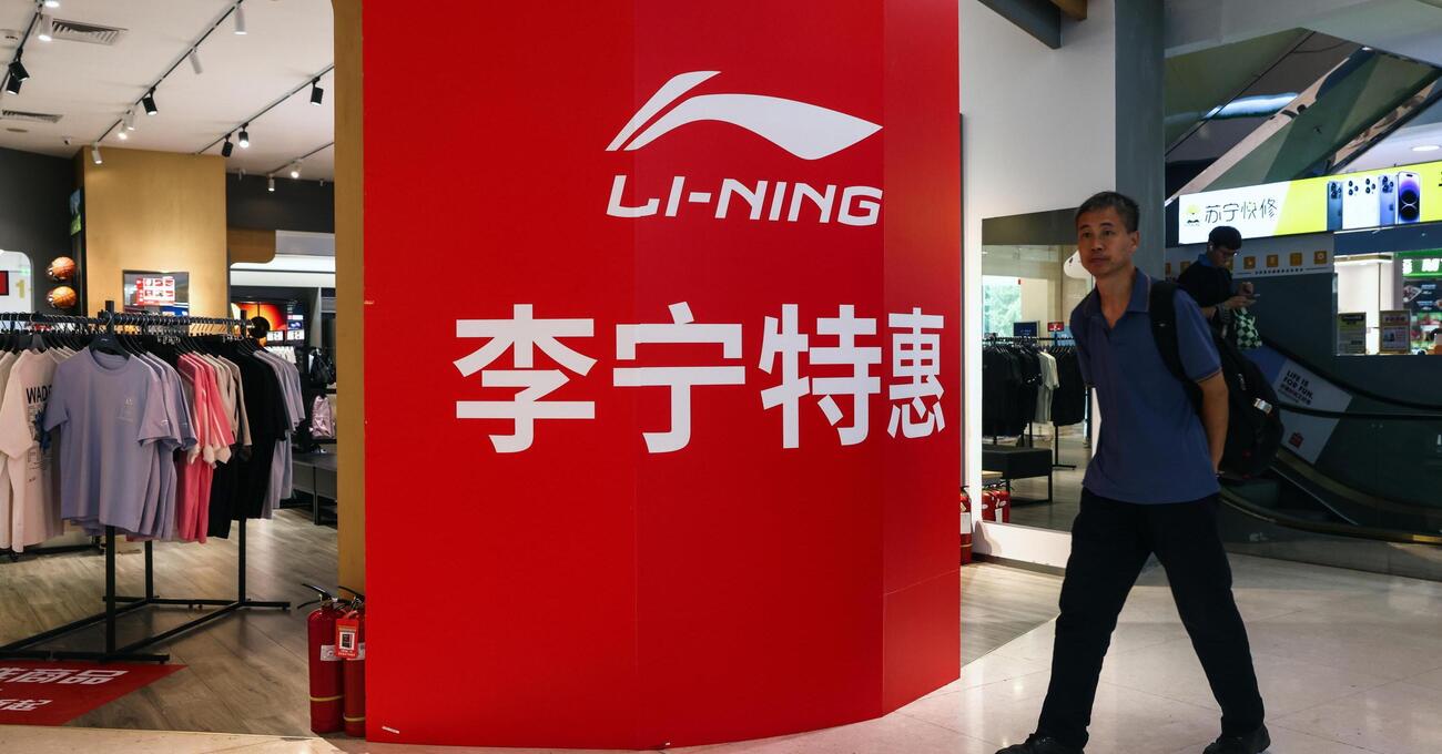 Altro che Nike e Adidas. Siamo stati in Cina negli store dei brand sportivi del futuro: Anta e Li Ning.Tra sneakers spettacolari e maglie ultra innovative: come sono e quanto costano? Spoiler: meno delle Jordan...