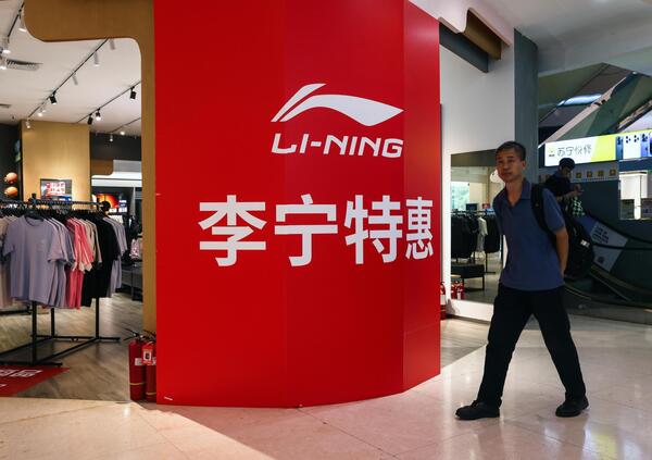 Altro che Nike e Adidas. Siamo stati in Cina negli store dei brand sportivi del futuro: Anta e Li Ning.Tra sneakers spettacolari e maglie ultra innovative: come sono e quanto costano? Spoiler: meno delle Jordan...