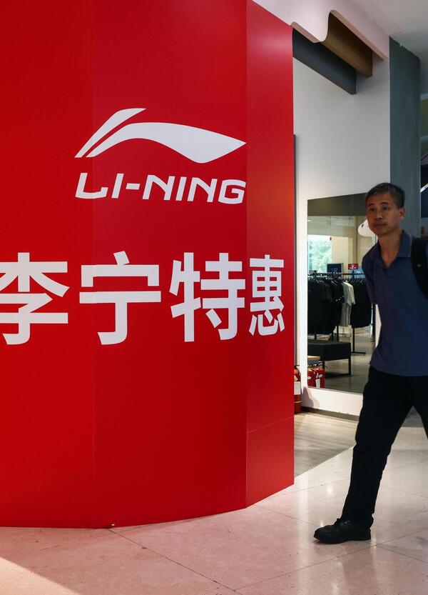 Altro che Nike e Adidas. Siamo stati in Cina negli store dei brand sportivi del futuro: Anta e Li Ning.Tra sneakers spettacolari e maglie ultra innovative: come sono e quanto costano? Spoiler: meno delle Jordan...