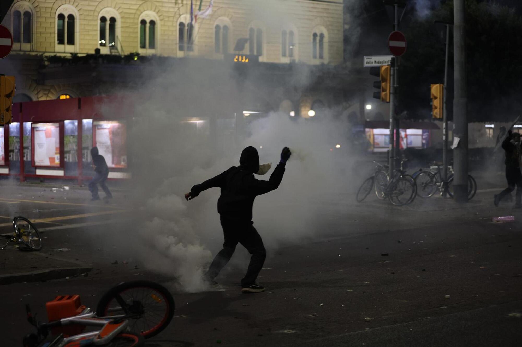 Gli scontri a Bologna di gioved&igrave; notte