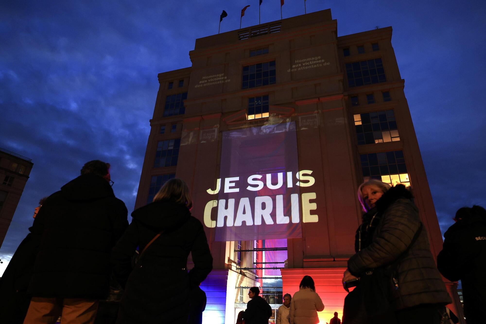 Il &quot;Je suis Charlie&quot; celebrativo a dieci anni dalla strage di Charlie Hebdo