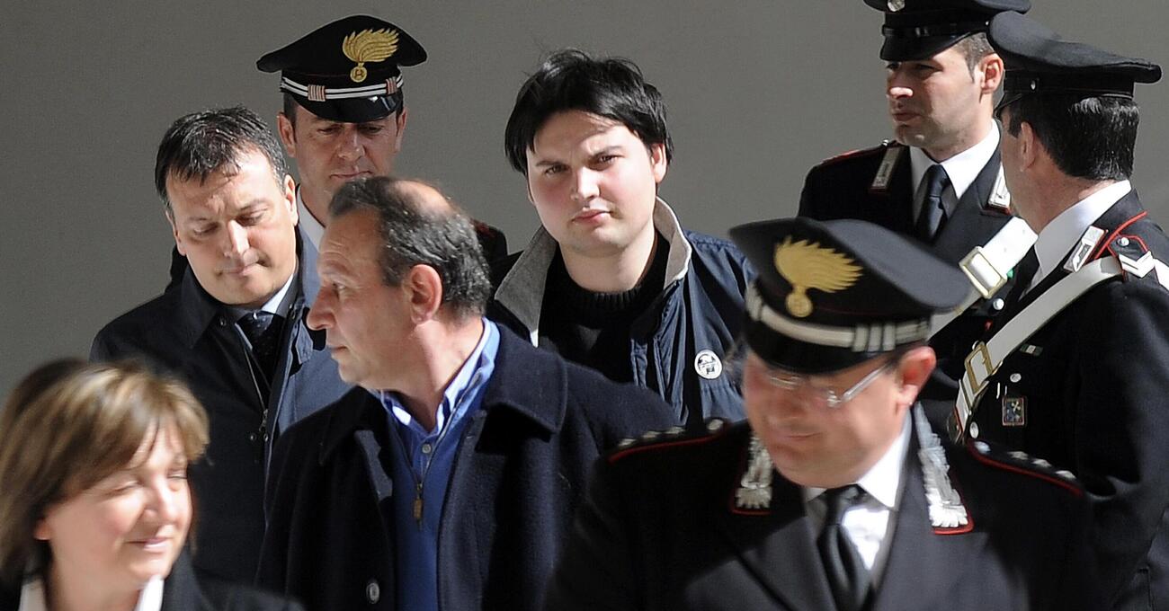 Delitto di Garlasco, la foto di Marco Poggi in Trentino &egrave; un fake? E se nell&rsquo;originale accanto al padre ci fosse stata un&rsquo;altra persona? L&rsquo;ipotesi dell&rsquo;esperta in fotografia&hellip;