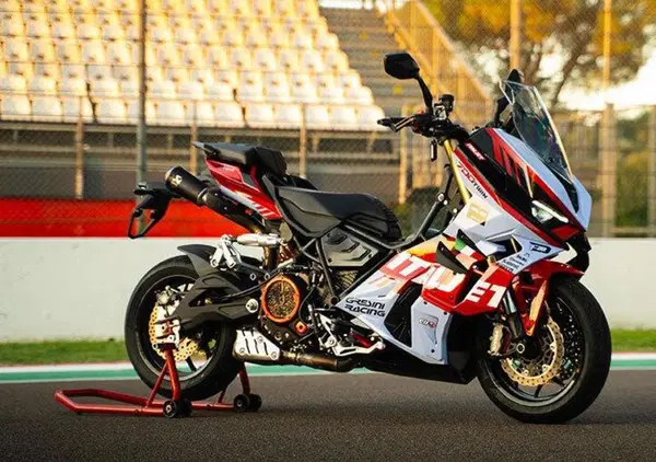 [VIDEO] Fu*k the customer! A gas aperto con l'Italjet Dragster 700 Twin sul circuito di Imola come se fosse normale