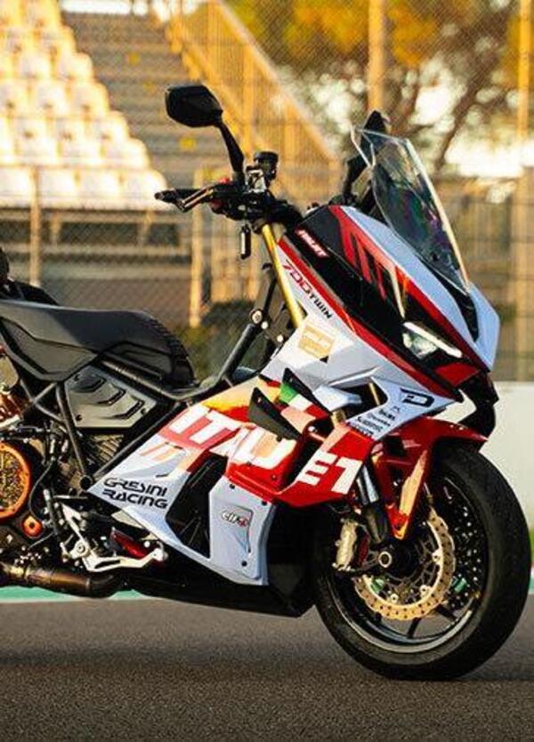 [VIDEO] Fu*k the customer! A gas aperto con l&#039;Italjet Dragster 700 Twin sul circuito di Imola come se fosse normale
