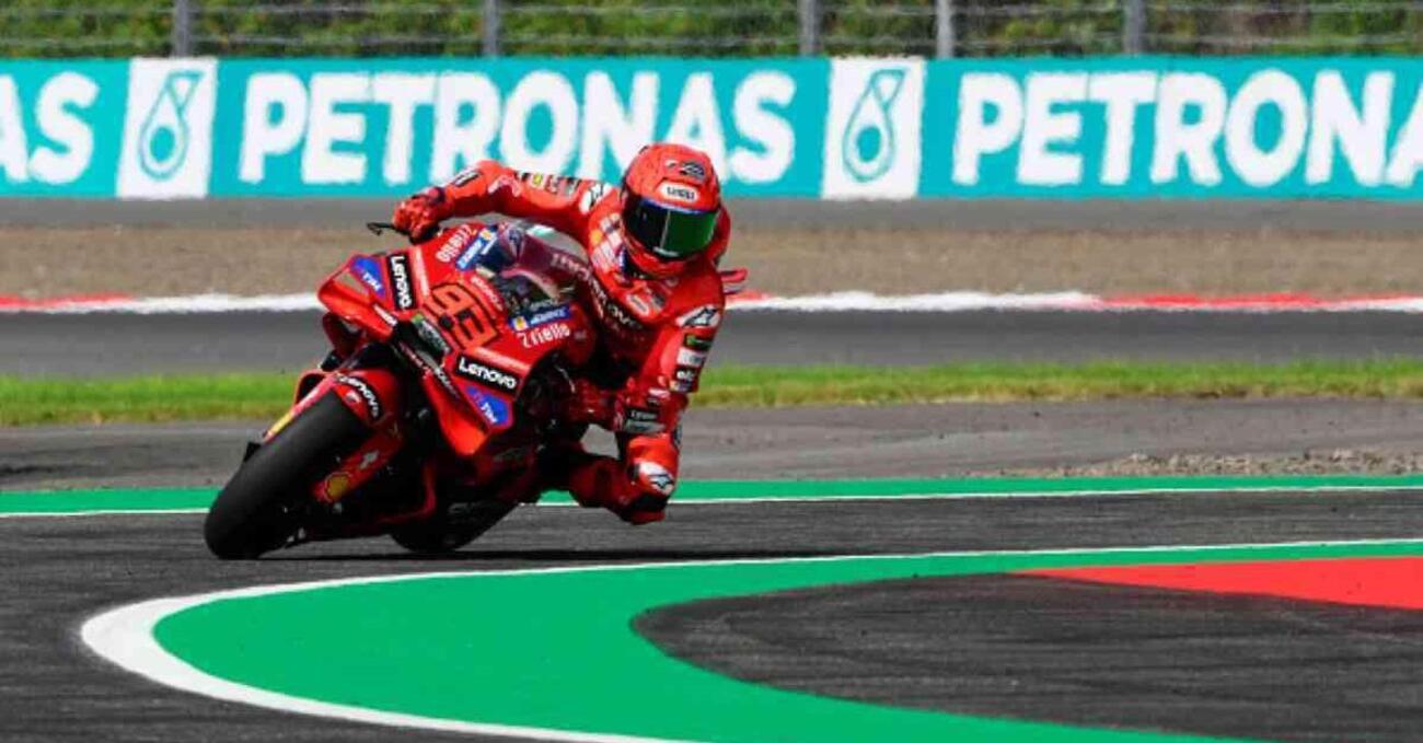Nel giorno dell&rsquo;ultimo titolo di Ducati, la priorit&agrave; di Marc Marquez &egrave; chiedere scusa a Alex Rins (che ci ride sopra) e avvisare: &ldquo;Non aspettatevi miracoli&rdquo;