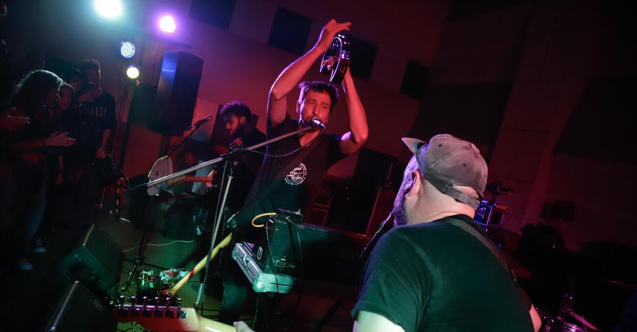 Il concerto dei Gazebo Penguins all&rsquo;Auditorium Novecento di Napoli &egrave; l&rsquo;urlo di una generazione disillusa. Ecco perch&eacute; restano il gruppo underground italiano da seguire