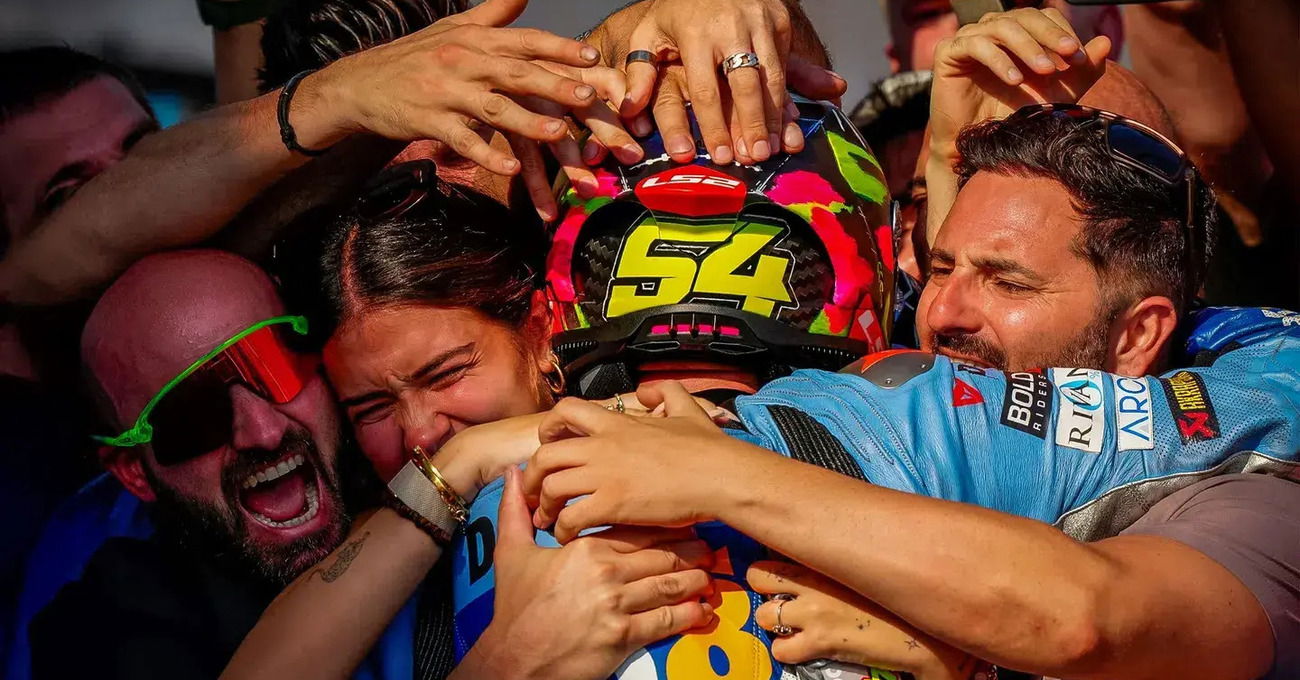La domenica infernale di Mandalika? Bezzecchi esagera, Marc Marquez si rompe e Aldeguer impone &ldquo;la regola di Nadia: d&rsquo;azzurro  Gresini si vince sempre&rdquo;