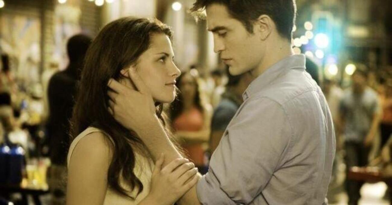 Twilight compie vent&rsquo;anni. Edward Cullen ci ha insegnato cos&rsquo;&egrave; una relazione tossica facendoci sognare. Ecco perch&eacute; quella con Bella &egrave; la storia d&rsquo;amore pi&ugrave; sbagliata che abbiamo idealizzato, ma non ce ne frega un caz*o&hellip;