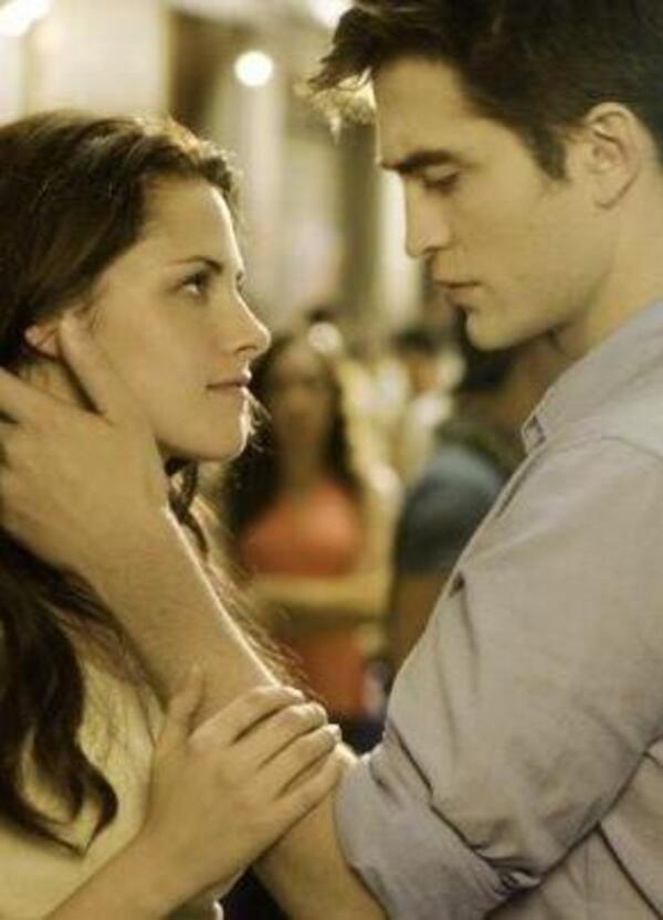 Twilight compie vent&rsquo;anni. Edward Cullen ci ha insegnato cos&rsquo;&egrave; una relazione tossica facendoci sognare. Ecco perch&eacute; quella con Bella &egrave; la storia d&rsquo;amore pi&ugrave; sbagliata che abbiamo idealizzato, ma non ce ne frega un caz*o&hellip;