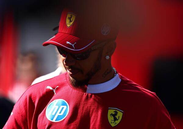 Prendete i popcorn, &egrave; tornato il dissing tra Lewis Hamilton contro Fernando Alonso: ecco cos&rsquo;&egrave; successo e perch&eacute; &egrave; tutto bellissimo