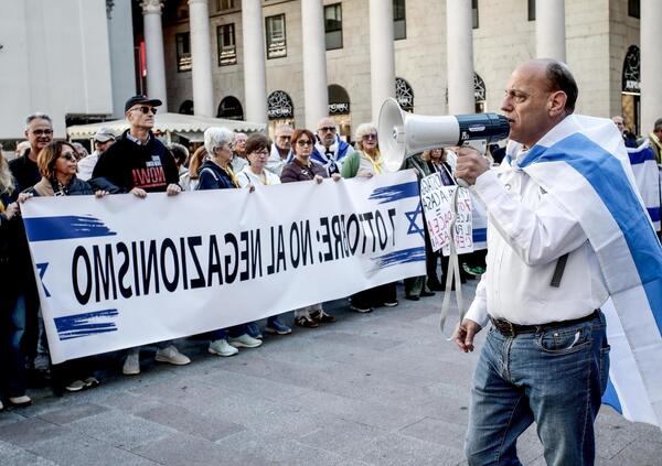 Reportage dal 7 ottobre a Milano: tra le offese a Francesca Albanese, giubotti antiproiettile e kippah, l&#039;anti-Iacchetti Eyal Mizrahi definisce finalmente &quot;cos&#039;&egrave; un bambino&quot; in Piazza San Carlo
