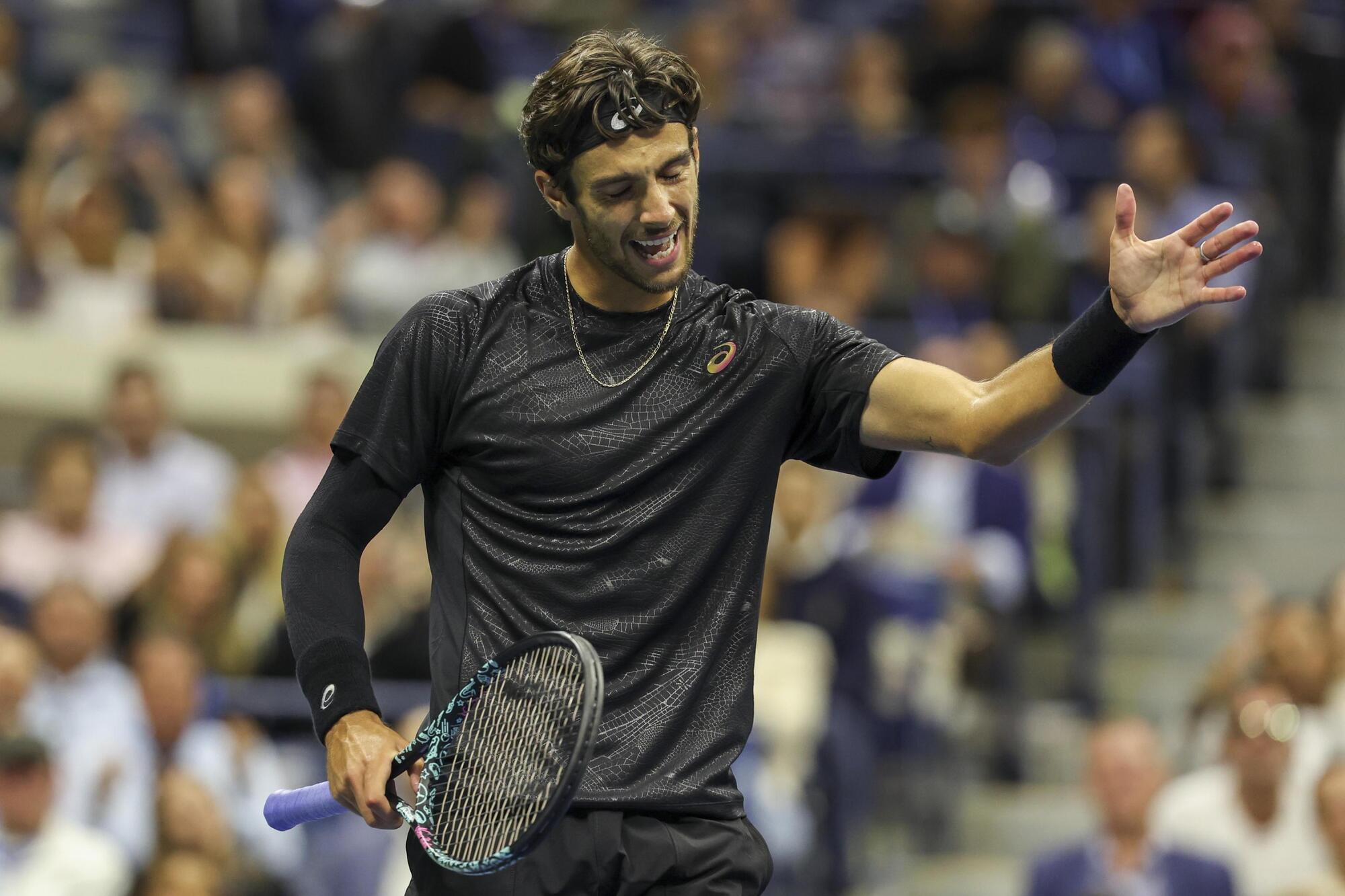 Un&#039;invocazione di Lorenzo Musetti durante il match dei quarti dello Us Open 2025 contro Jannik Sinner