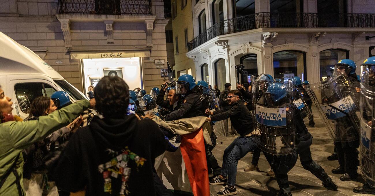 Siamo stati alla manifestazione ProPal del 7 ottobre e vi raccontiamo come la polizia ha creato l&rsquo;occasione per gli scontri: piazze blindate, la notizia virale sui social, gli idranti e le cariche [VIDEO]