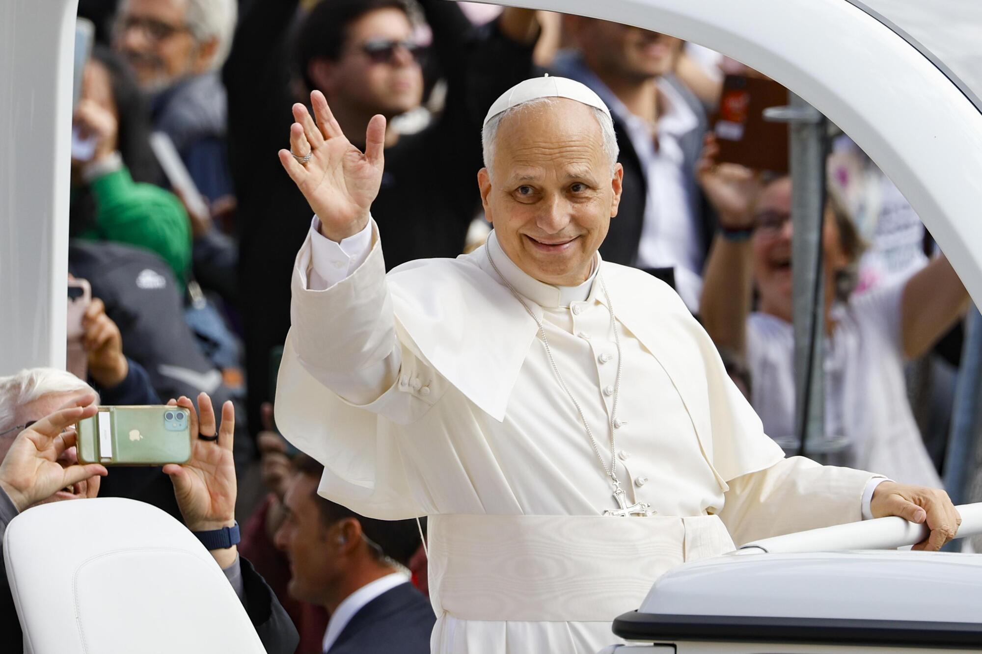 Papa Leone XIV sulla papa-mobile ansa