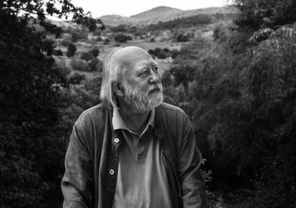 L&aacute;szl&oacute; Krasznahorkai ha vinto il Nobel per la Letteratura 2025 e noi siamo gli unici abbastanza onesti da dirvi che non sappiamo chi sia