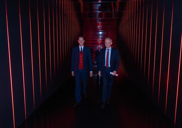 La tripla crisi di Ferrari: gli scontri interni in Formula 1, Elkann se ne lava le mani e la prima elettrica fa crollare le azioni