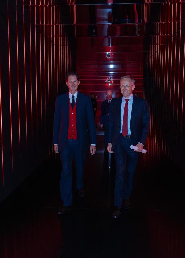 La tripla crisi di Ferrari: gli scontri interni in Formula 1, Elkann se ne lava le mani e la prima elettrica fa crollare le azioni